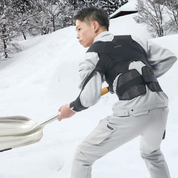 掘削、草刈り、雪かき、荷運び作業時の腕と腰をアシスト