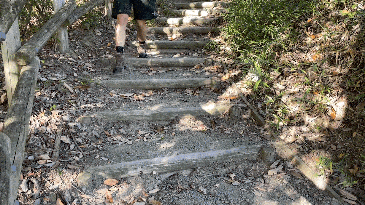 階段を下る時にガクッ